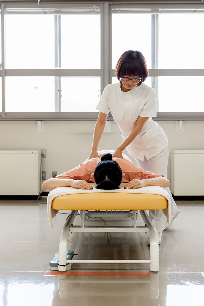 臨床室で施術を行っている様子です。