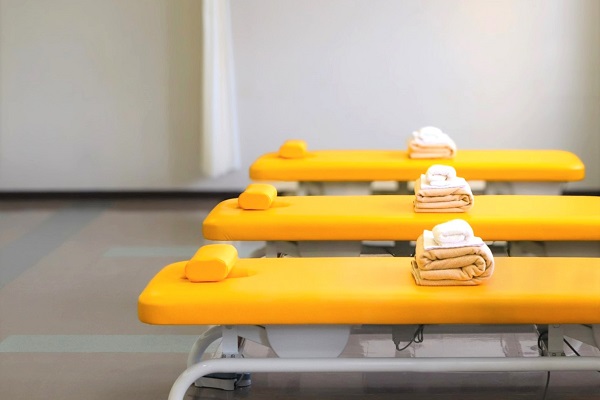 写真。ベッドが並んでいる臨床室内。