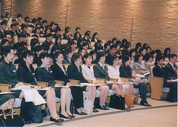 真剣なまなざしで話に聞き入る新入生
