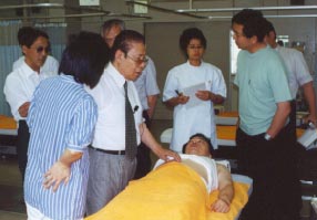 腹診の指導をする工藤友絡先生