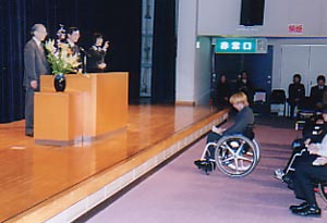 新成人二宮巧さんのお礼の言葉を受ける中村総長と苅部職リハ所長