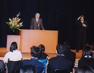 新成人にお祝いの言葉をのべる中村総長
