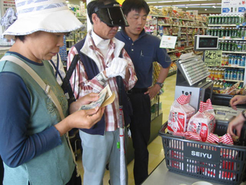 (写真)買い物の様子