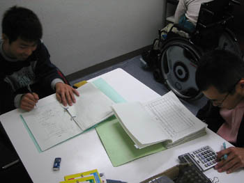 (写真4)給食サービス（注文数の確認および請求書の作成等）の様子