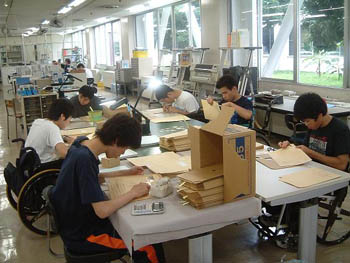 (写真5)発送用封筒つくり作業の様子