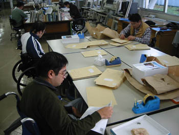 (写真6)資料の封入・封緘作業の様子