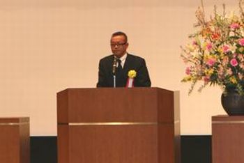 （写真３）厚生労働大臣祝辞「代読　施設管理室長補佐」