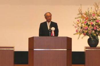 (写真４)総長祝辞