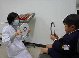 (写真1)幼児視力検査の様子