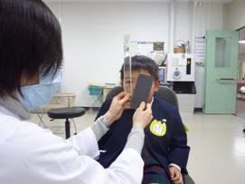 (写真3)プリズムバーを用いた眼位検査の様子