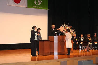(写真1)卒業証書の授与