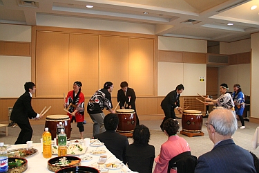 (写真2)卒業も飛び入り参加しての和太鼓演奏(謝恩会)