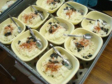 (写真3)食事(朝はご飯と汁物、昼食は菓子パンと飲み物、夕食はご飯のみ)