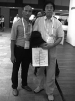 ラオスの義肢装具士ソマイさんと筆者の写真