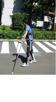歩行用装具と杖を使って歩いている様子