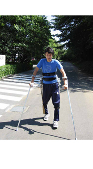 歩行用装具と杖を使って歩いている様子