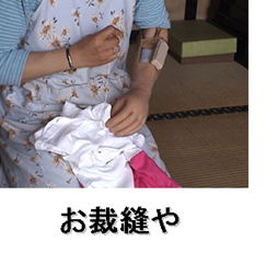 義手を使って裁縫をしている写真